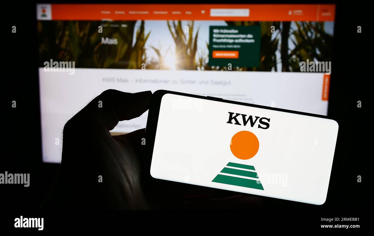 Personne tenant le smartphone avec le logo de la société agricole allemande KWS Saat se Co. KGaA sur l'écran devant le site Web. Concentrez-vous sur l'affichage du téléphone. Banque D'Images Personne tenant le smartphone avec le logo de la société agricole allemande KWS Saat se Co. KGaA sur l'écran devant le site Web. Concentrez-vous sur l'affichage du téléphone. Banque D'Images