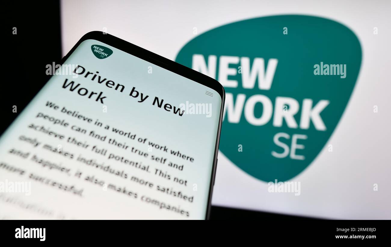 Téléphone portable avec le site Web de la société allemande New Work se (XING) sur l'écran devant le logo de l'entreprise. Effectuez le focus sur le coin supérieur gauche de l'écran du téléphone. Banque D'Images