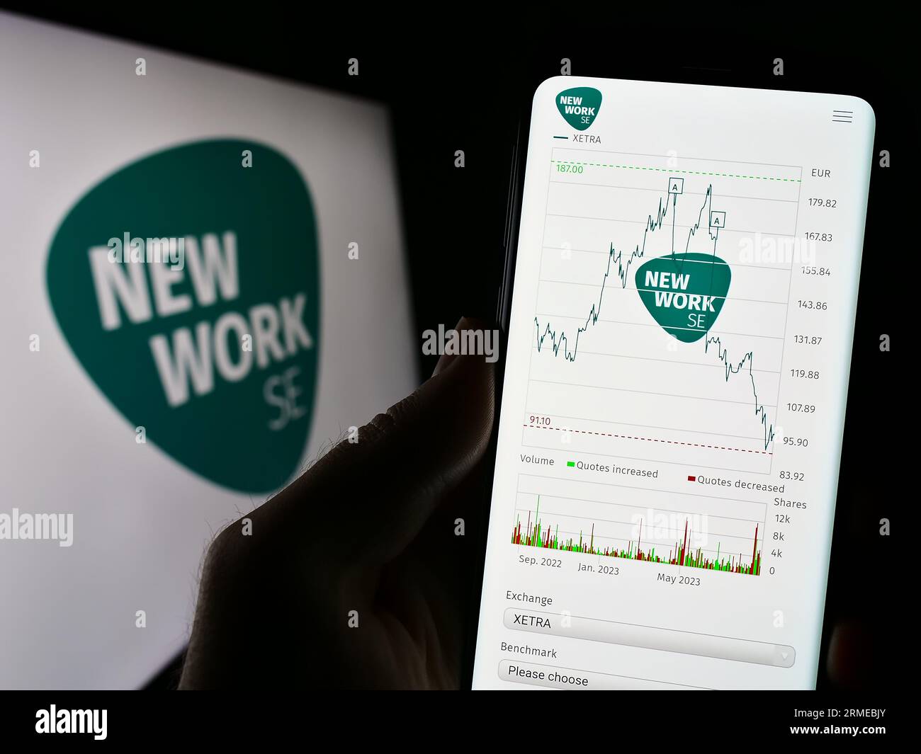 Personne tenant le téléphone portable avec la page Web de la société allemande New Work se (XING) sur l'écran en face du logo. Concentrez-vous sur le centre de l'écran du téléphone. Banque D'Images
