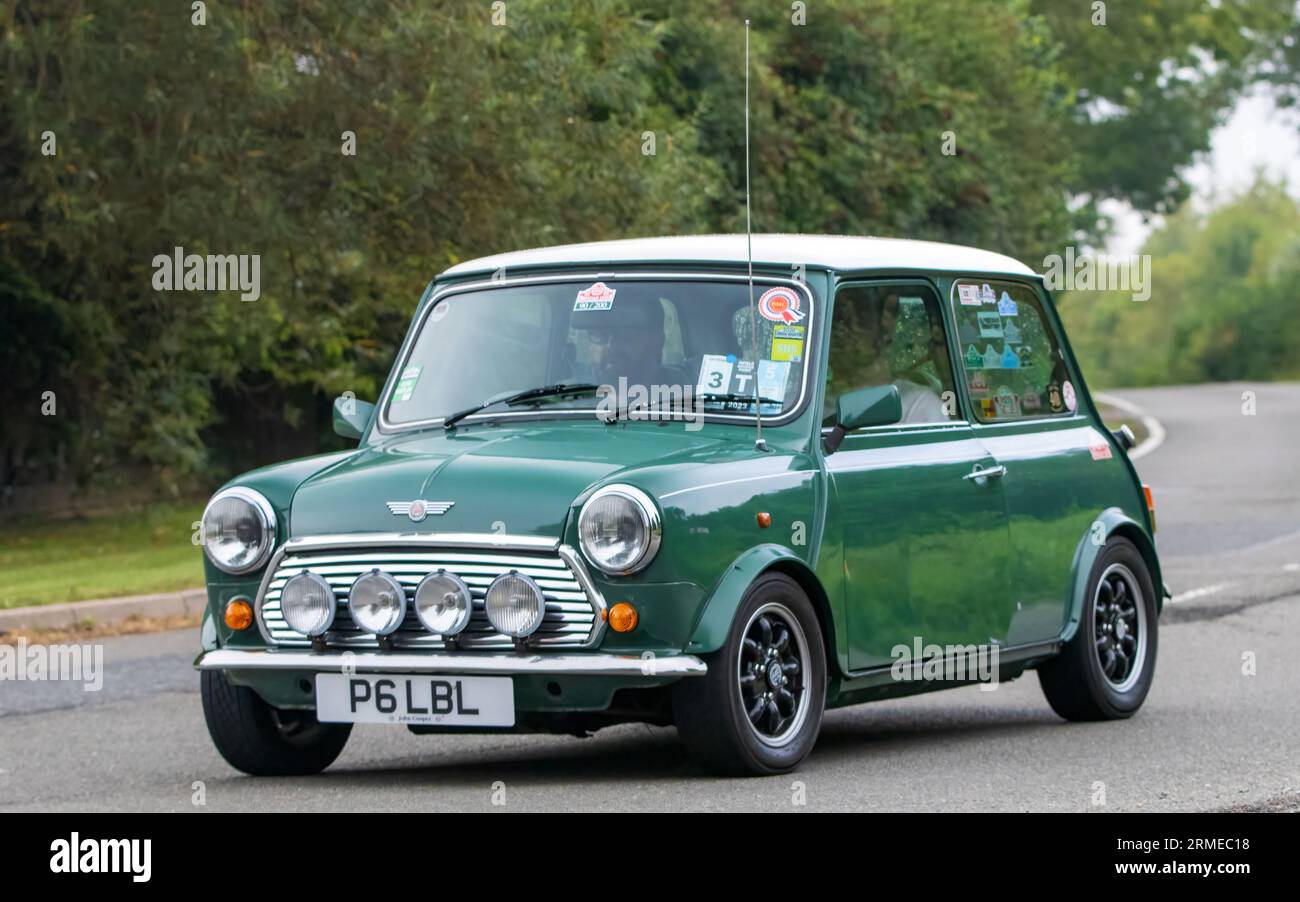 Whittlebury,Northants,UK -Aug 26th 2023 : 1996 Green Rover Mini Cooper voiture voyageant sur une route de campagne anglaise Banque D'Images