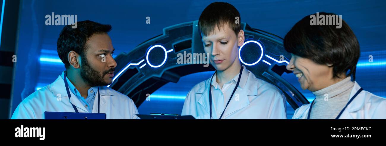 Banner, Exploring Tomorrow, deux scientifiques et un stagiaire collaborent dans un centre de recherche futuriste Banque D'Images