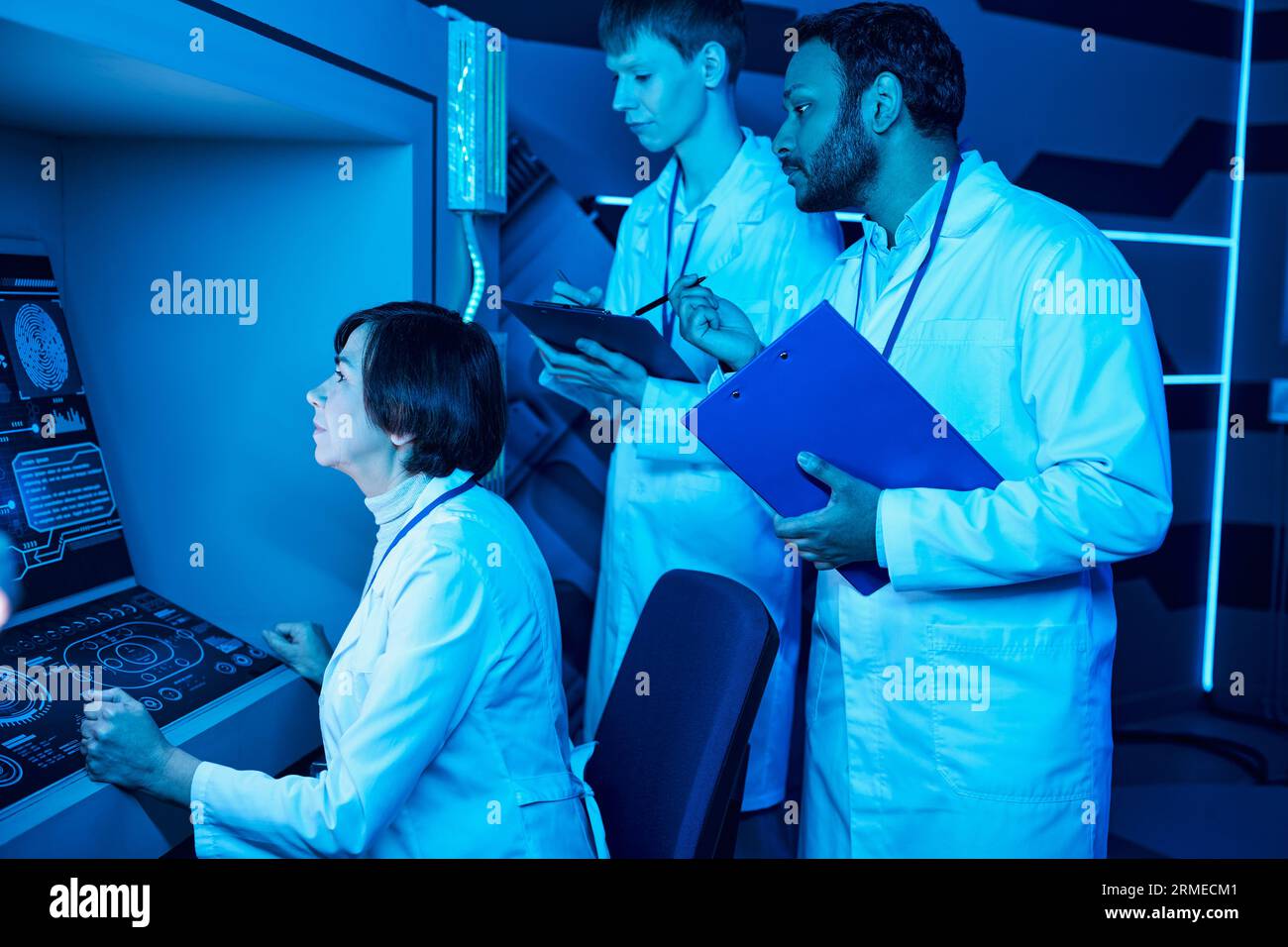 Explorer demain : trois scientifiques collaborent près de l'ordinateur futuriste au Science Center Banque D'Images
