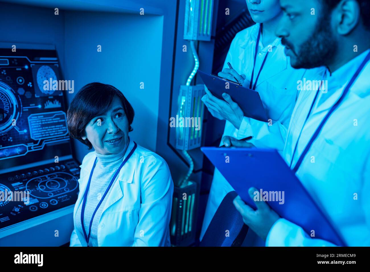 Vision futuriste : Femme scientifique près de l'ordinateur dans le Science Center of Tomorrow Banque D'Images
