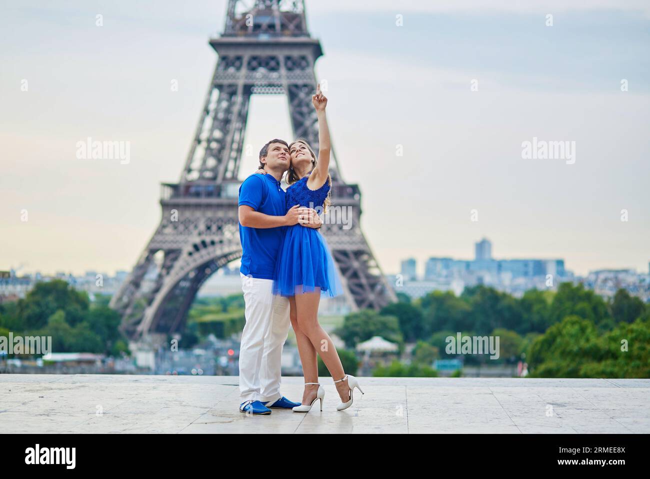 Couple romantique datant sur le point de vue du Trocadéro à Paris, serrant, tour Eiffel est en arrière-plan Banque D'Images