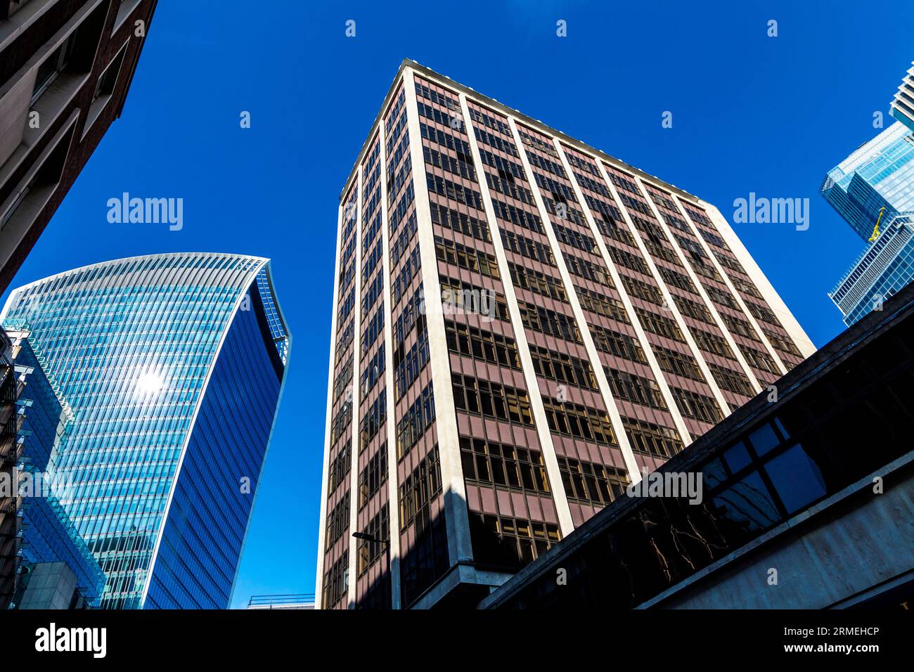 Extérieur de la tour du podium des années 1950 Fountain House et du Walkie Talkie, Fenchurch Street, Londres, Angleterre Banque D'Images