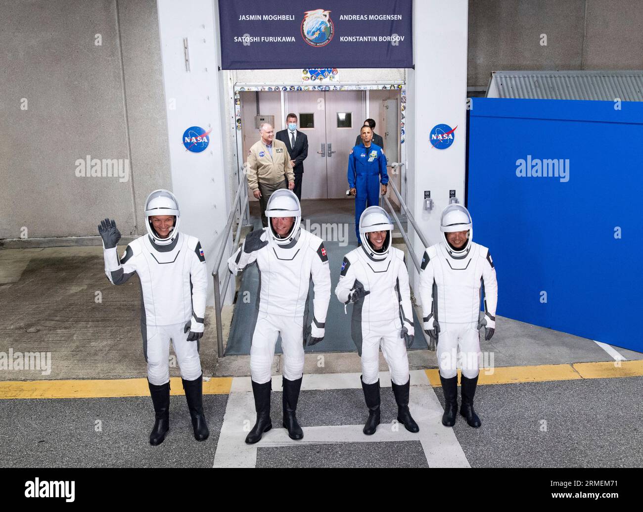 Le cosmonaute Roscosmos Konstantin Borisov, à gauche, l'astronaute de l'ESA (Agence spatiale européenne) Andreas Mogensen, deuxième à partir de la gauche, l'astronaute de la NASA Jasmin Moghbeli, deuxième à partir de la droite, et l'astronaute de l'Agence japonaise d'exploration aérospatiale (JAXA) Satoshi Furukawa, à droite, portant des suites spatiales SpaceX, sont vus alors qu’ils se préparent à quitter le bâtiment Neil A. Armstrong Operations and Checkout pour le complexe de lancement 39a pour embarquer à bord du vaisseau spatial SpaceX Dragon pour le lancement de la mission Crew-7, samedi 26 août 2023, au Centre spatial NASAs Kennedy en Floride. NASAs la mission SpaceX Crew-7 est la septième mission de rotation d'équipage de TH Banque D'Images