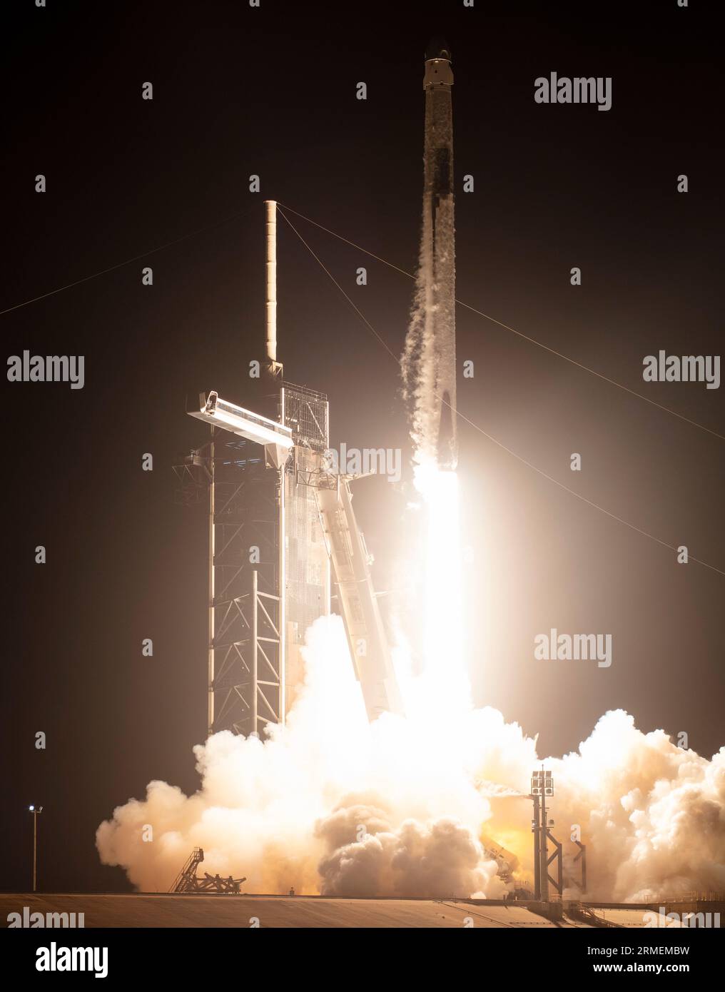 Une fusée SpaceX Falcon 9 transportant le vaisseau spatial Dragon de NASAâs entreprise est lancée lors de la mission SpaceX Crew-7 vers la Station spatiale internationale avec l'astronaute de la NASA Jasmin Moghbeli, l'astronaute de l'ESA (Agence spatiale européenne) Andreas Mogensen, l'astronaute de l'Agence japonaise d'exploration aérospatiale (JAXA) Satoshi Furukawa, et le cosmonaute Roscosmos Konstantin Borisov à bord, samedi 26 août 2023, au NASAâs Kennedy Space Center en Floride. NASAâs la mission SpaceX Crew-7 est la septième mission de rotation de l'équipage du vaisseau spatial SpaceX Dragon et de la fusée Falcon 9 à destination de la Station spatiale internationale dans le cadre du programme TH Banque D'Images