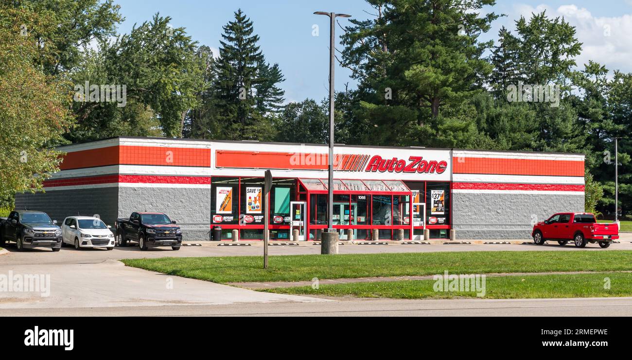 Le magasin Auto zone, un magasin de fournitures automobiles sur Market Street à Warren, Pennsylvanie, États-Unis Banque D'Images