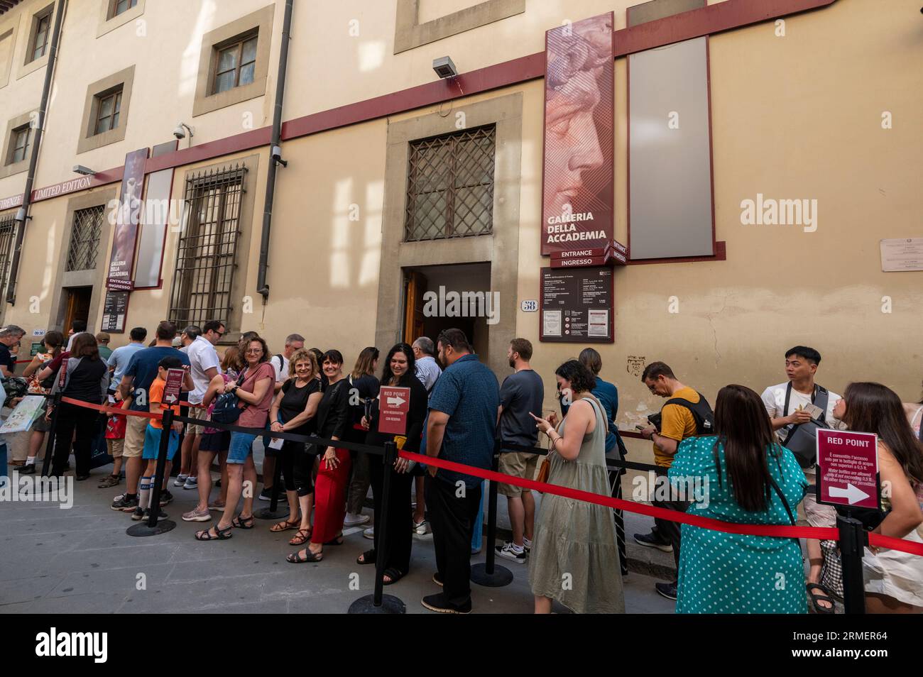 Longues files d'attente ou files de visiteurs de l'extérieur avant l'heure d'ouverture à la Galleria dell'Accademia di Firenze, ou Galerie de l'Académie de Florence en Banque D'Images