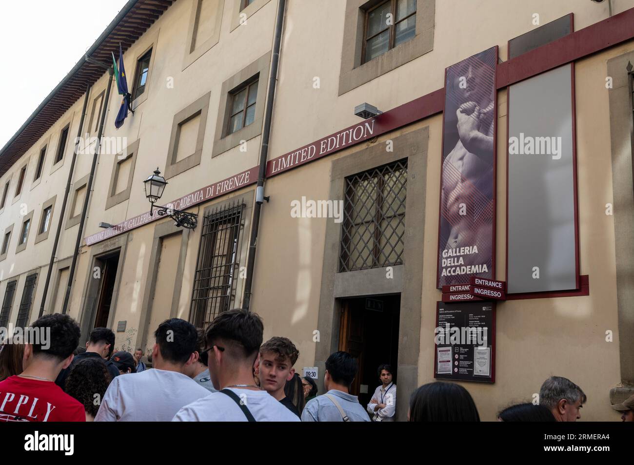 Longues files d'attente ou files de visiteurs de l'extérieur avant l'heure d'ouverture à la Galleria dell'Accademia di Firenze, ou Galerie de l'Académie de Florence en Banque D'Images