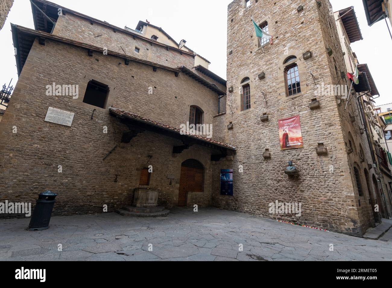 Un petit buste sur le mur est celui de Florence-né Dante Alighieri, un poète surtout connu pour la Divine Comédie, un poème épique qui est l'un des plus du monde Banque D'Images