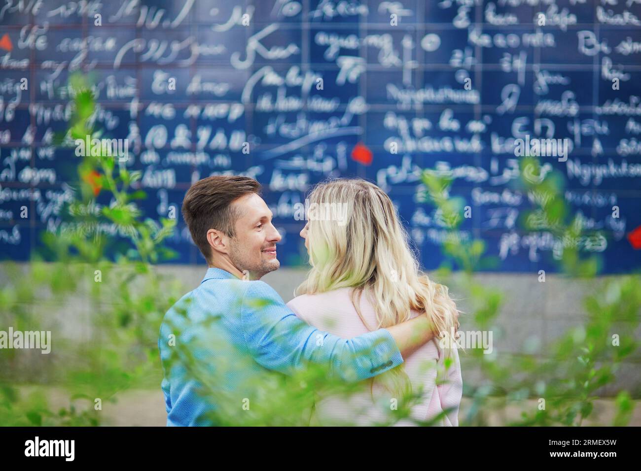 Couple romantique de rencontres près du mur I love you sur Montmartre à Paris, France Banque D'Images