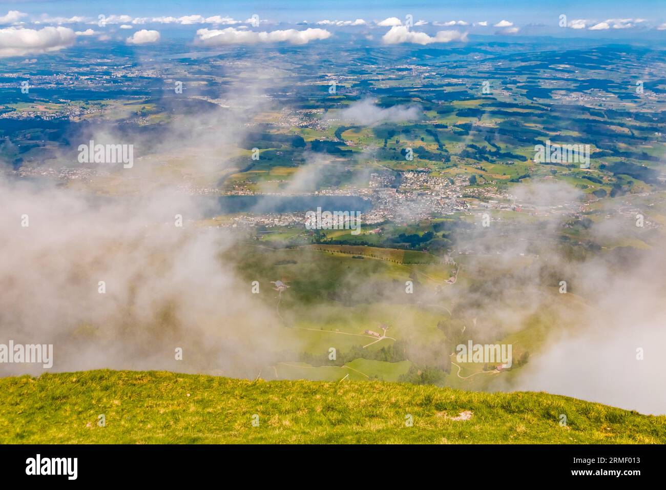 Belle vue aérienne de Küssnacht, un village sur la rive nord du lac de Lucerne vu du sommet du mont Rigi Kulm. C'est aussi un quartier et un... Banque D'Images