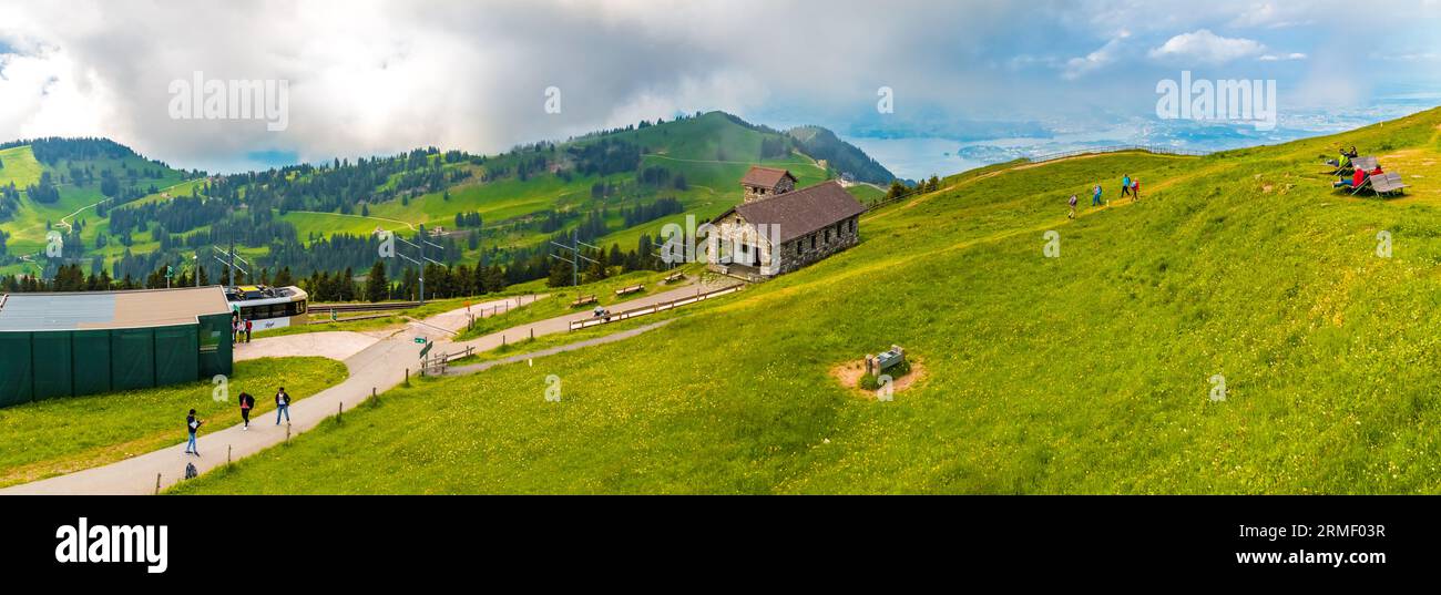 Grand panorama sur le magnifique paysage montagneux avec le sentier de randonnée Kulmweg et la chapelle de montagne Regina montium sur le mont Rigi Kulm juste... Banque D'Images