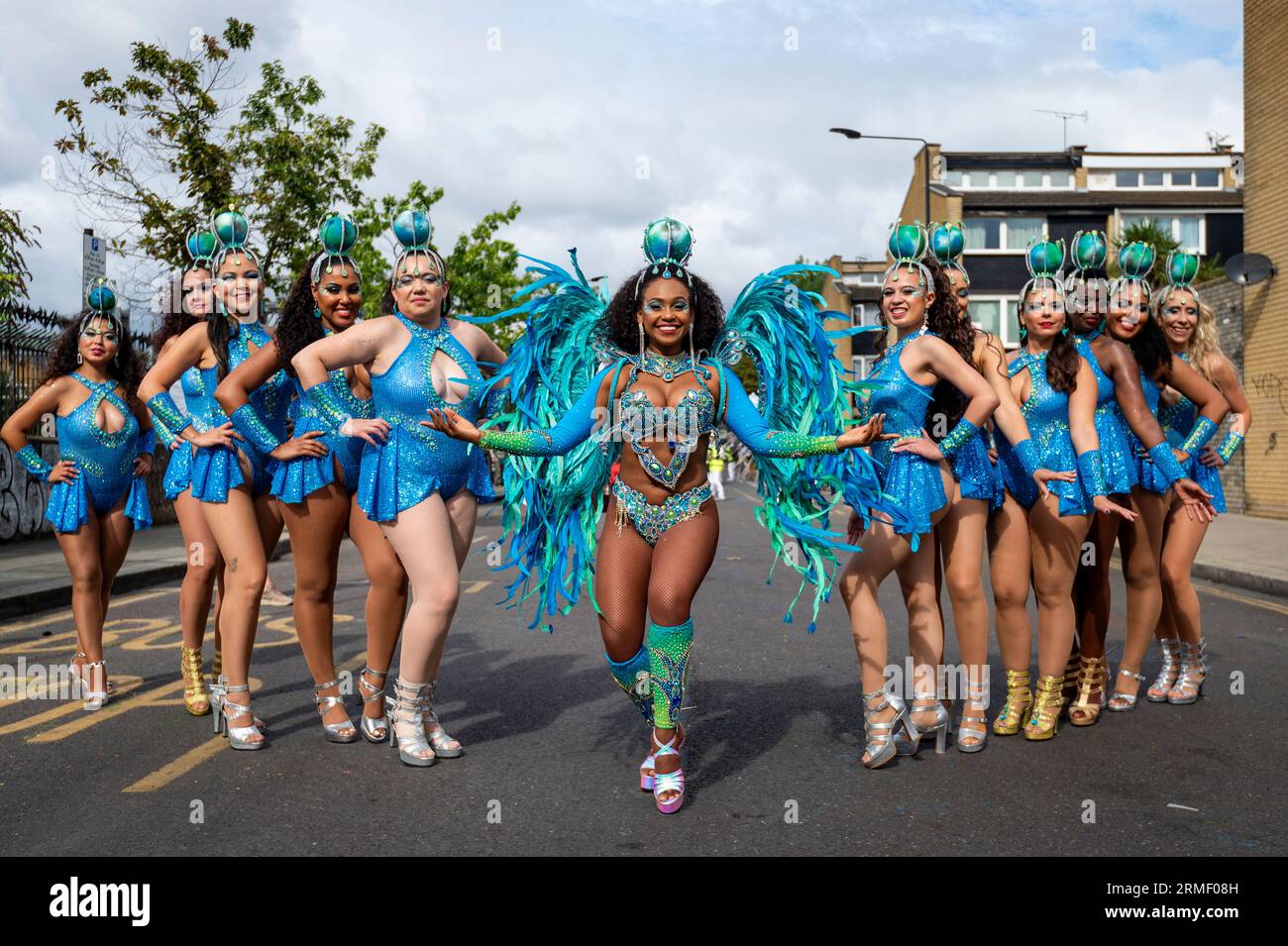 Londres, Royaume-Uni. 28 août 2023. Les participants costumés de la London School of Samba participent à la Grande finale du Carnaval de Notting Hill. Le plus grand festival de rue d’Europe se déroule sur deux jours et célèbre la culture caribéenne et devrait accueillir plus de 1 millions de personnes chaque jour. Crédit : Stephen Chung / Alamy Live News Banque D'Images