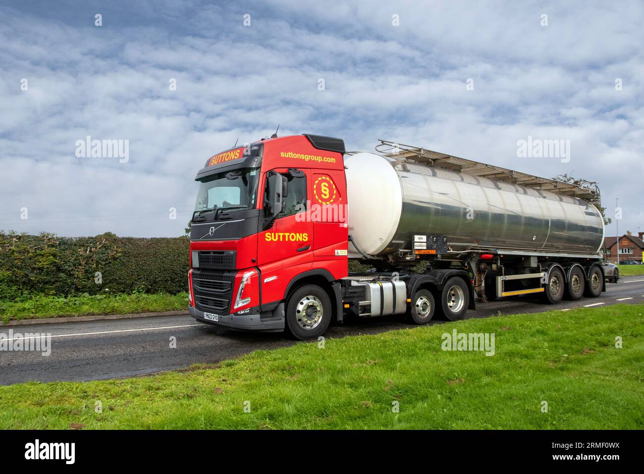 Suttons Group Haulage camions de livraison, camion, transport, camion, transporteur de marchandises, véhicule Volvo, poids lourd de l'industrie européenne du transport commercial, voyageant sur les routes rurales à Congleton, Royaume-Uni Banque D'Images