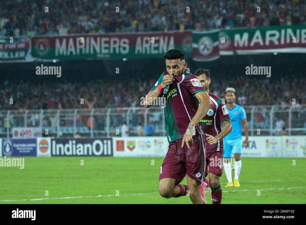 Kolkata, Inde. 27 août 2023. Mohunbagan Super Giants atteint la demi-finale du tournoi de football Durand -23 en battant le Mumbai City FC par une marge de 3-1 le 27 août 2023 dans le 4e match de quart de finale joué au VYBK (Vivekananda Yuva Bharti Krirangan), Salt Lake, Kolkata. Jason Cummings(P), Manvir Singh et Anwar Ali ont marqué les buts gagnants pour Mohunbagan tandis que Jorge Pereyra Diaz a marqué la consolation pour Mumbai City FC. Manvir Singh marque le 2e but pour MBSG. (Photo Amlan Biswas/Pacific Press/Sipa USA) crédit : SIPA USA/Alamy Live News Banque D'Images