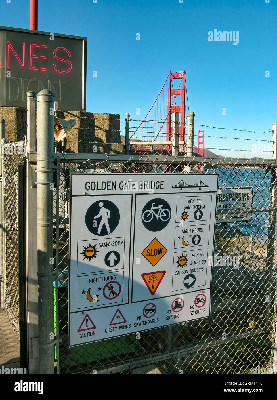 Un panneau sur le Golden Gate Bridge à San Francisco, en Californie, qui met en garde contre les intrusions, le skateboard, le skate et les scooters. Il met également en garde contre les rafales de vent. Banque D'Images