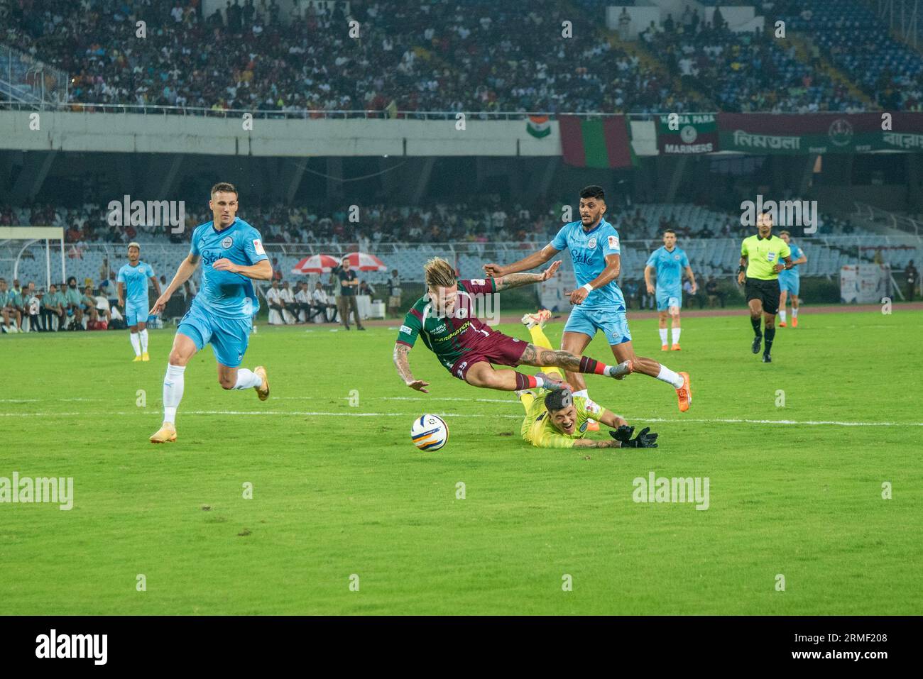 Mohunbagan Super Giants atteint la demi-finale du tournoi de football Durand -23 en battant le Mumbai City FC par une marge de 3-1 le 27 août 2023 dans le 4e match de quart de finale joué au VYBK (Vivekananda Yuva Bharti Krirangan), Salt Lake, Kolkata. Jason Cummings(P), Manvir Singh et Anwar Ali ont marqué les buts gagnants pour Mohunbagan tandis que Jorge Pereyra Diaz a marqué la consolation pour Mumbai City FC. Jason Cummings étant fouillé sur la boîte de penalty pour laquelle il a gagné un coup de pied de penalty pour son équipe Mohunbagan qu'il a lui-même converti en but. (Photo Amlan Biswas/Pacific Press/Sipa USA) Banque D'Images