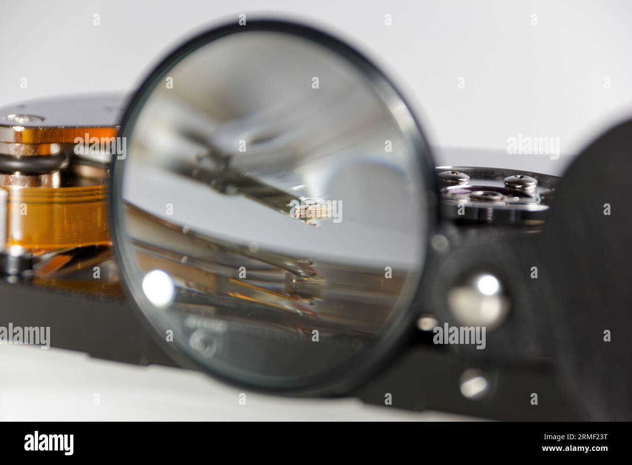 disque dur et loupe, représentant le processus de recherche de données, vue technique de la sauvegarde des données Banque D'Images