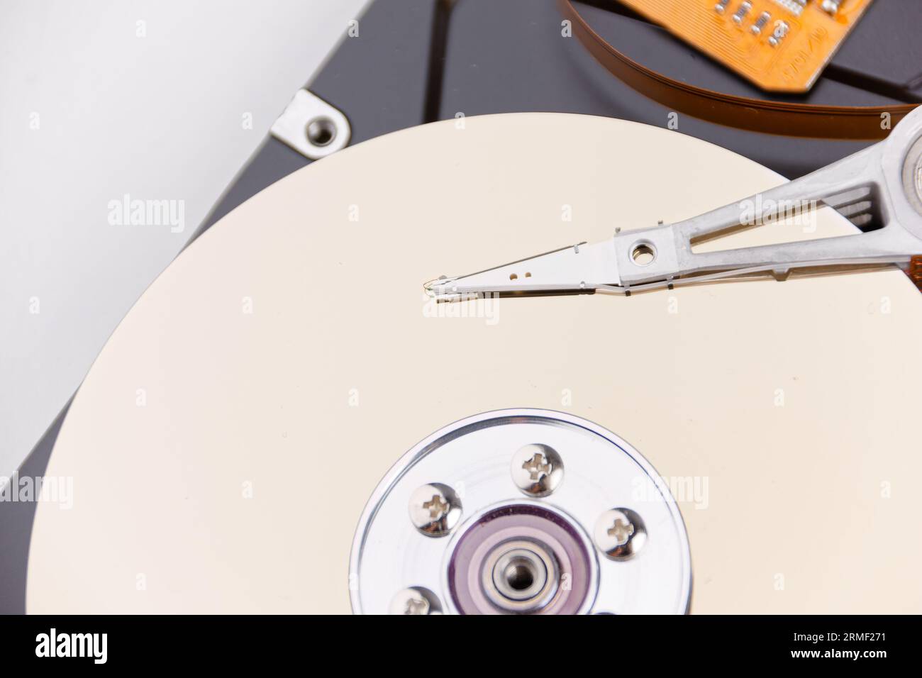 disque dur et loupe, représentant le processus de recherche de données, vue technique de la sauvegarde des données Banque D'Images