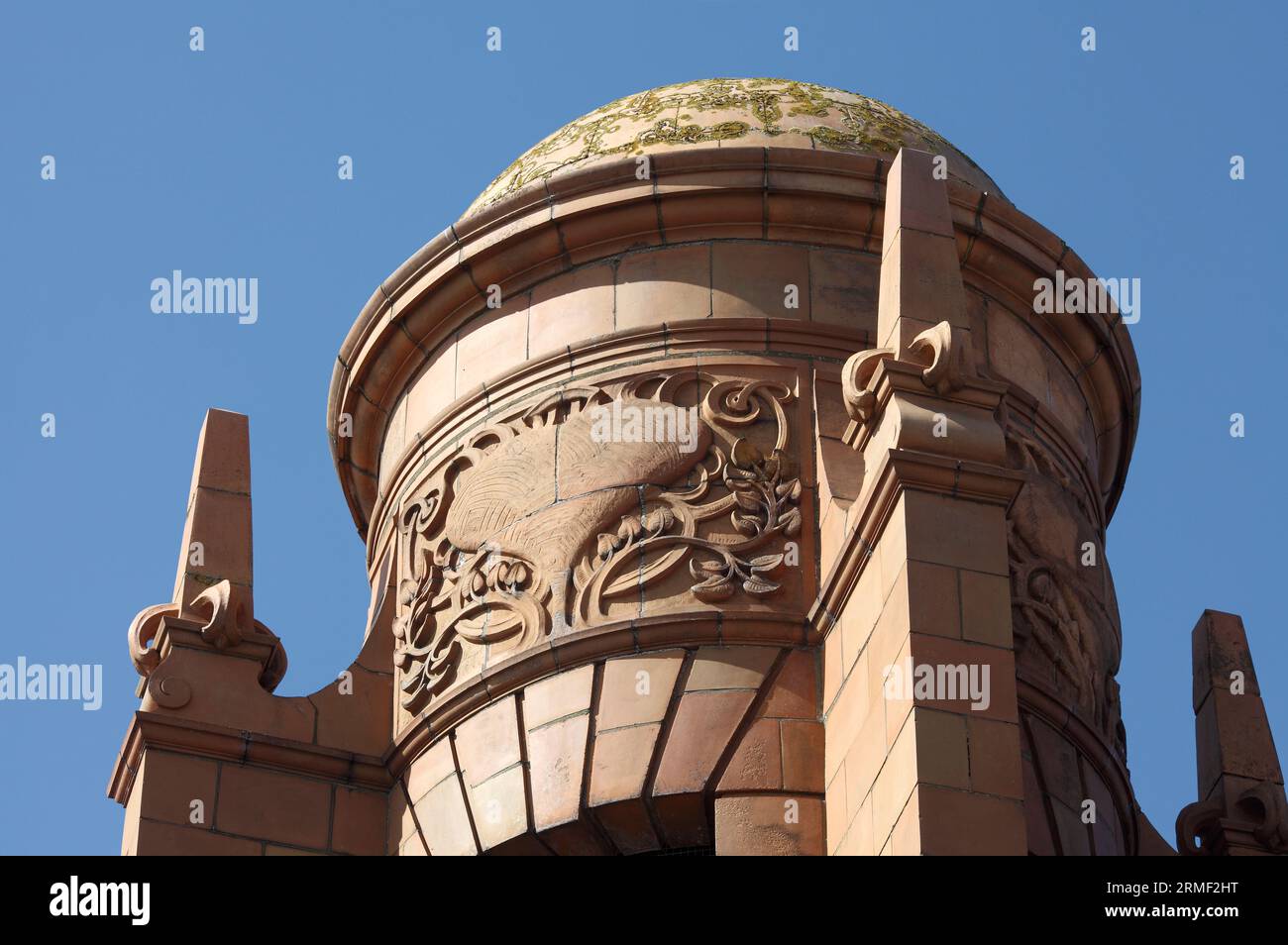 Gros plan de l'une des tours en dôme de l'hippodrome de Great Yarmouth, montrant des détails art nouveau courbes. Banque D'Images
