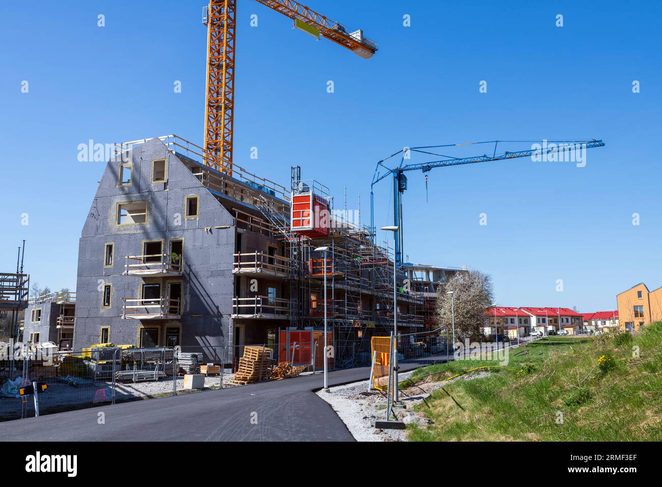 Vue du chantier de construction avec grue de bâtiment contre le ciel bleu Banque D'Images