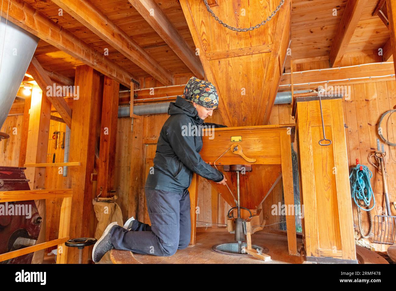 Vue latérale d'une femme travaillant dans un moulin à farine Banque D'Images