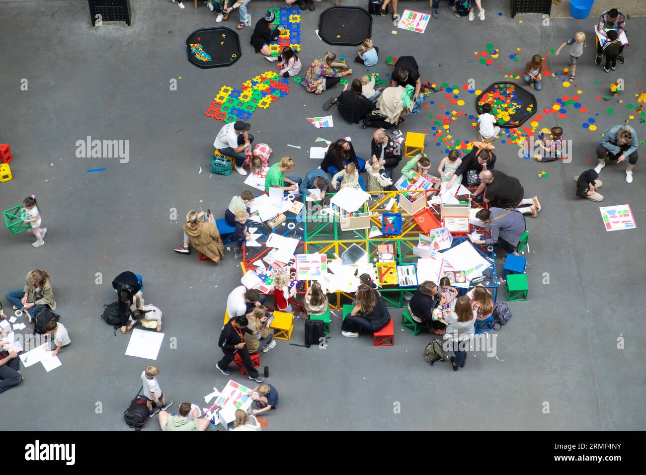 Vue du dessus vue vers le bas sur les familles et les enfants qui font des activités artistiques à la Tate Modern Art Gallery à Londres Angleterre Royaume-Uni 2023 KATHY DEWITT Banque D'Images