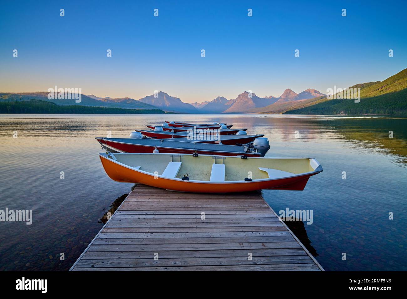 Bateaux sur un quai au lac McDonald, Glacier National Park, MT. Banque D'Images