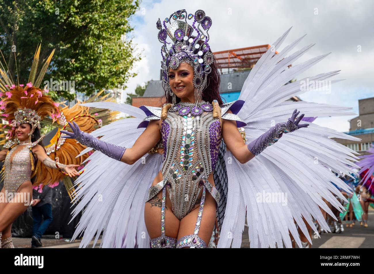 Londres, Royaume-Uni. 28 août 2023. Les participants costumés de la London School of Samba participent à la Grande finale du Carnaval de Notting Hill. Le plus grand festival de rue d’Europe se déroule sur deux jours et célèbre la culture caribéenne et devrait accueillir plus de 1 millions de personnes chaque jour. Crédit : Stephen Chung / Alamy Live News Banque D'Images