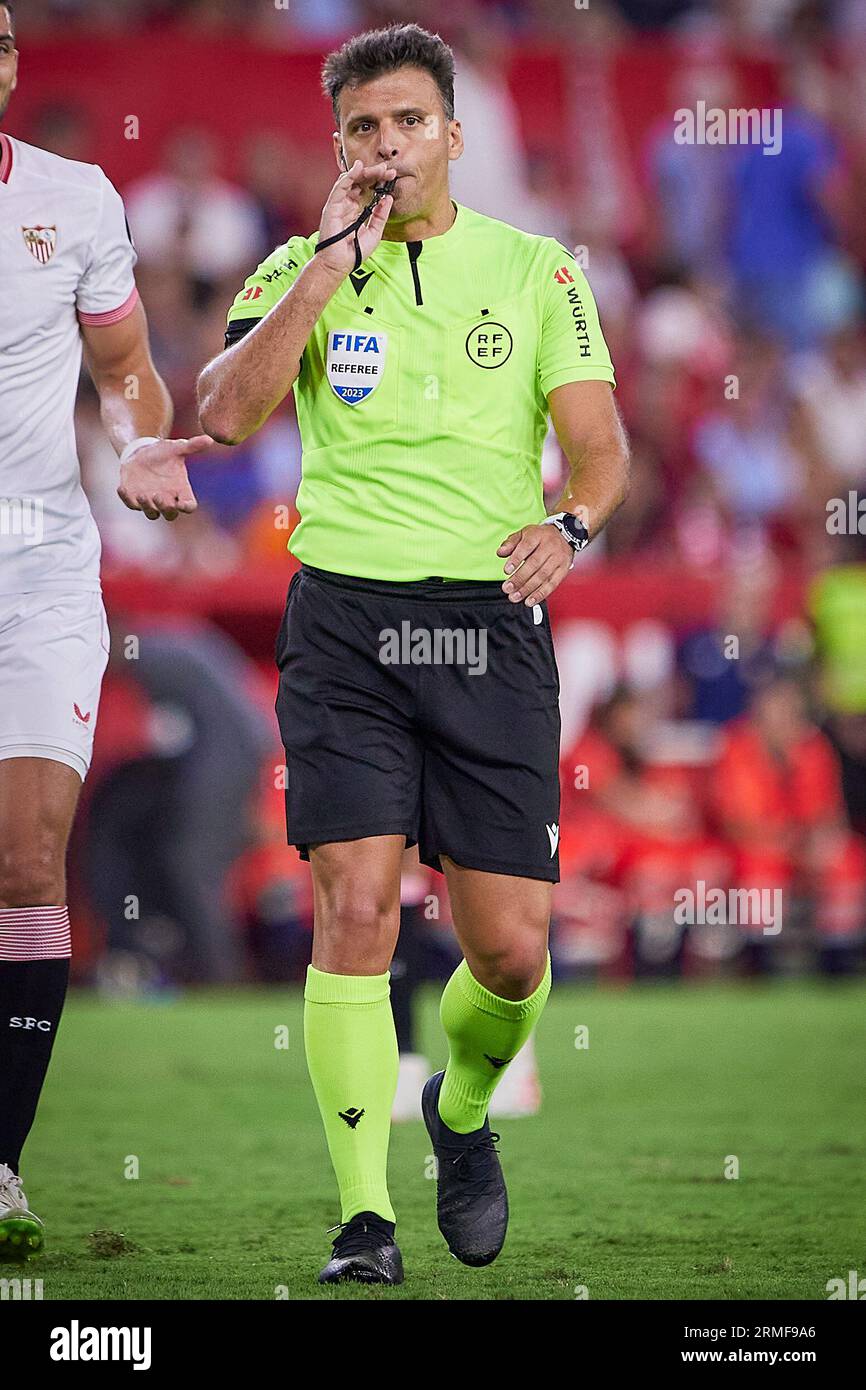 Séville, Espagne. 26th, août 2023. Arbitre Jesus Gil Manzano vu lors du match LaLiga EA Sports entre le Sevilla FC et Girona à l'Estadio Ramon Sanchez Pizjuan à Séville. (Crédit photo : Gonzales photo - Jesus Ruiz Medina). Banque D'Images