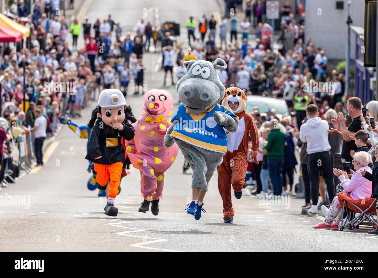 Course de mascotte au Scottish Coal Carriing Championships dans les rues de Kelty à Fife Banque D'Images