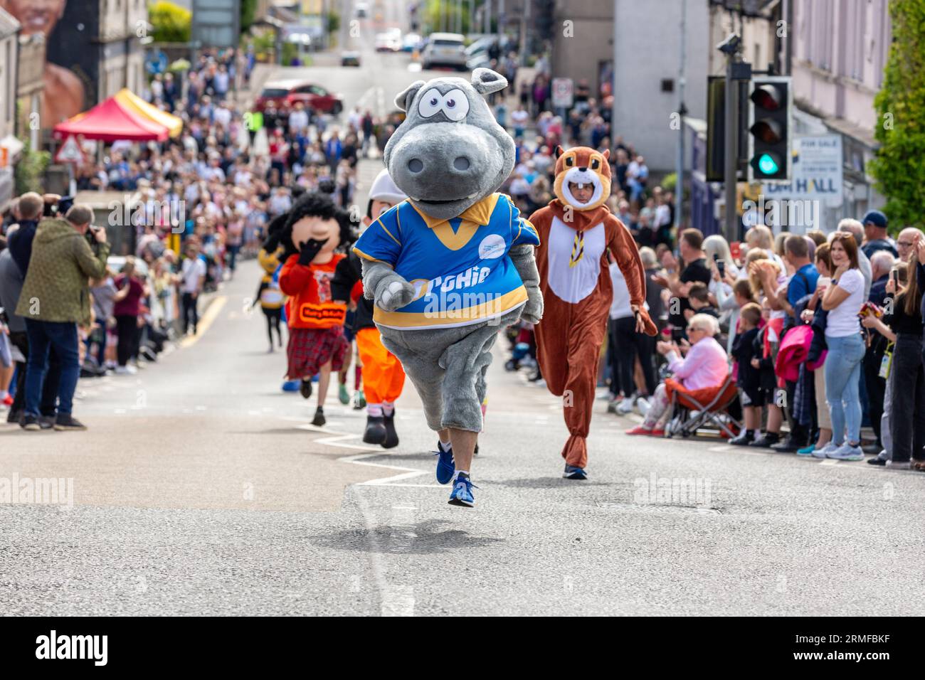 Course de mascotte au Scottish Coal Carriing Championships dans les rues de Kelty à Fife Banque D'Images
