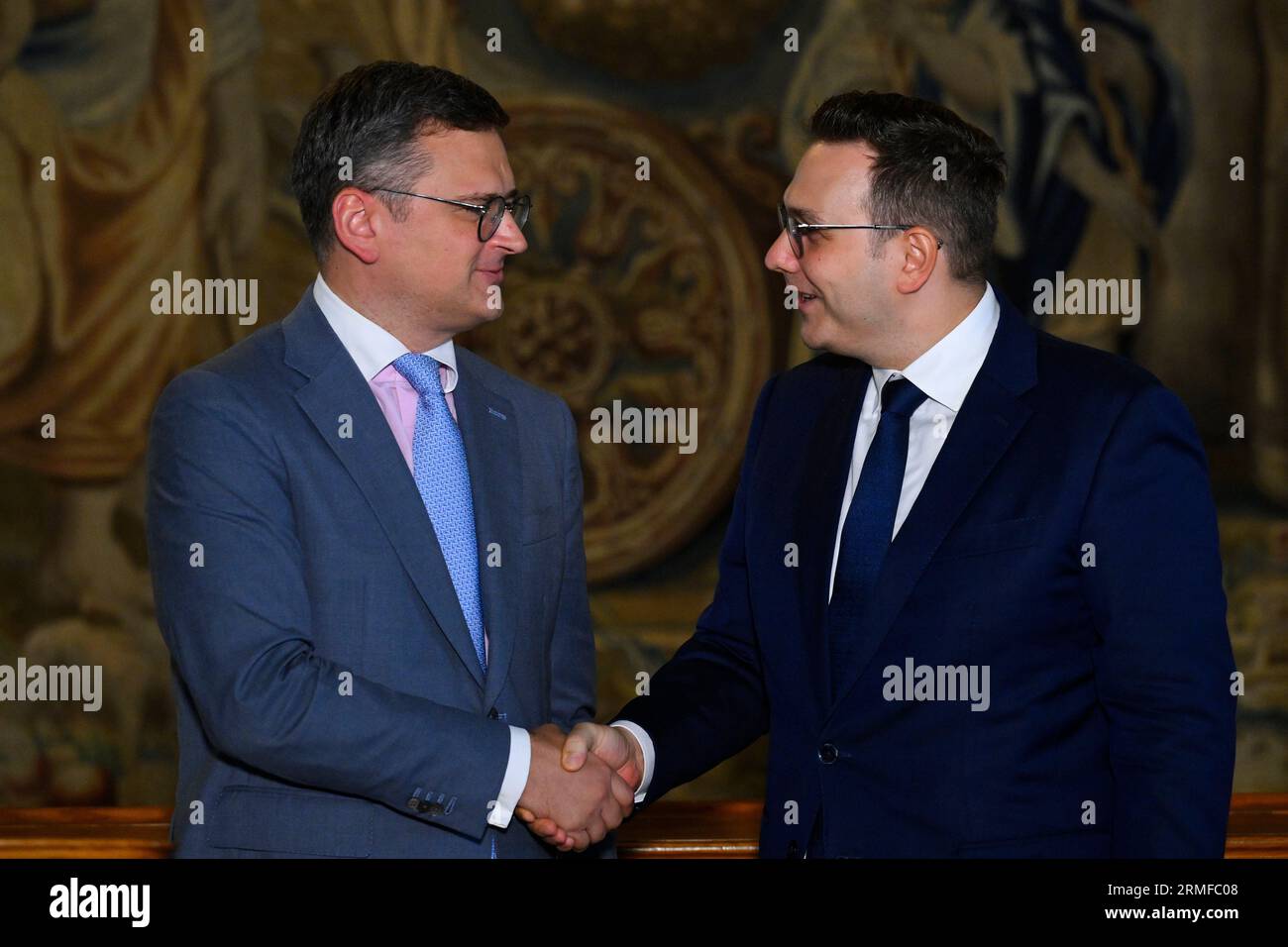 Prague, République tchèque. 28 août 2023. Les ministres tchèque et ukrainien des Affaires étrangères Jan Lipavsky (à droite) et Dmytro Kuleba assistent à une conférence de presse après une réunion à Prague, en République tchèque, le 28 août 2023. Il est impossible de faire des concessions en violation du droit international et d'échanger la paix contre n'importe quelle partie du territoire légitime de l'Ukraine, a déclaré Jan Lipavsky après la rencontre avec son homologue ukrainien Dmytro Kouleba. Crédit : Ondrej Deml/CTK photo/Alamy Live News Banque D'Images