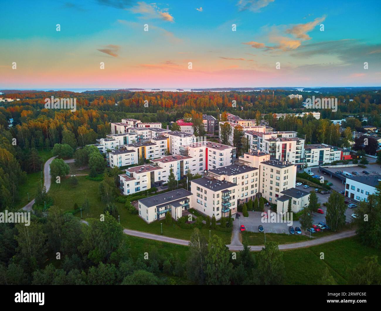 Belle vue aérienne coucher de soleil d'Espoo, banlieue résidentielle d'Helsinki, Finlande Banque D'Images