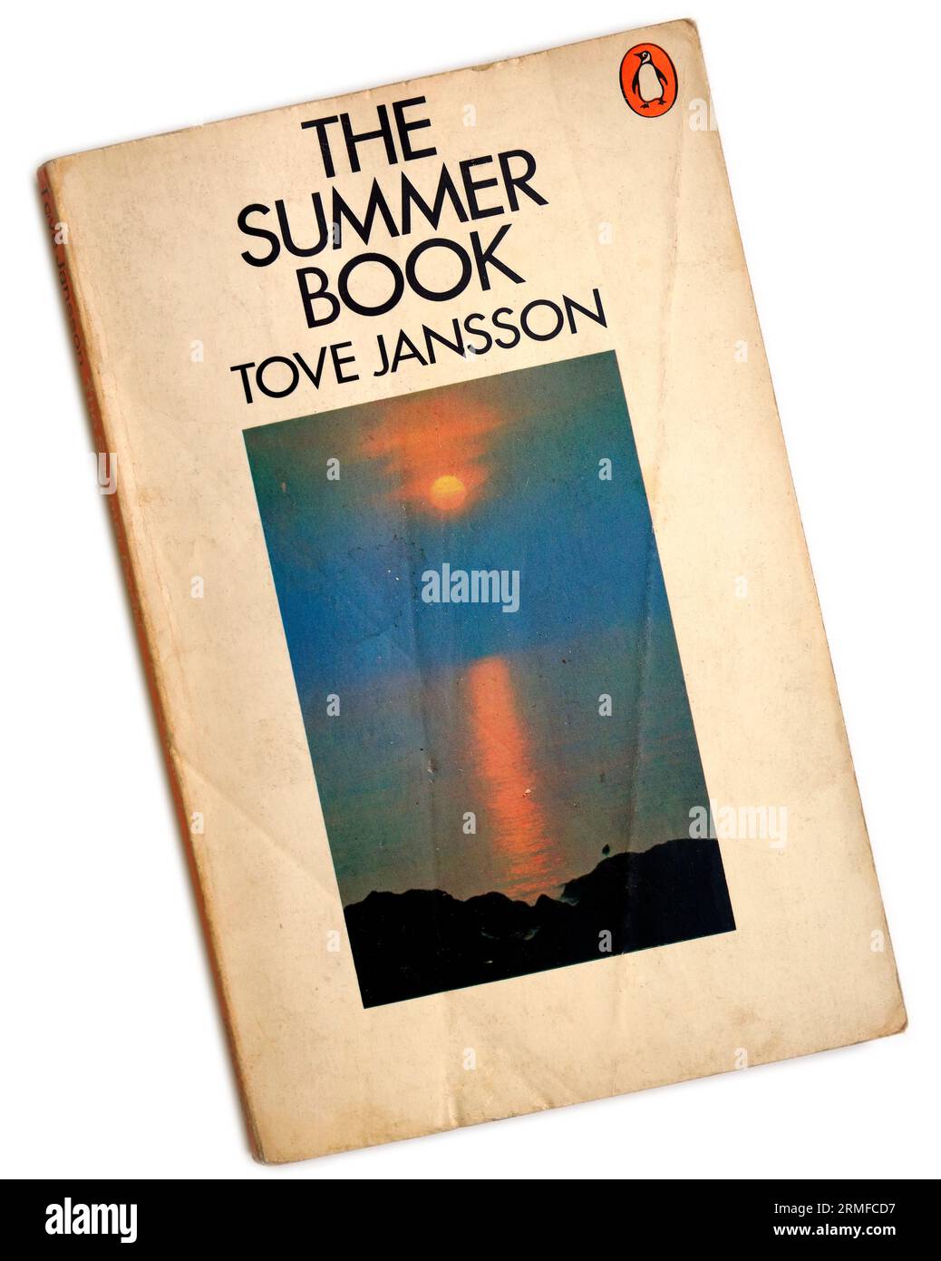 Tove Jansson - le livre d'été. Couverture de livre de poche sur fond blanc Banque D'Images