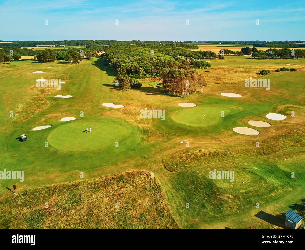 Vue aérienne du célèbre terrain de golf à Etretat, Seine-Maritime département de Normandie en France Banque D'Images