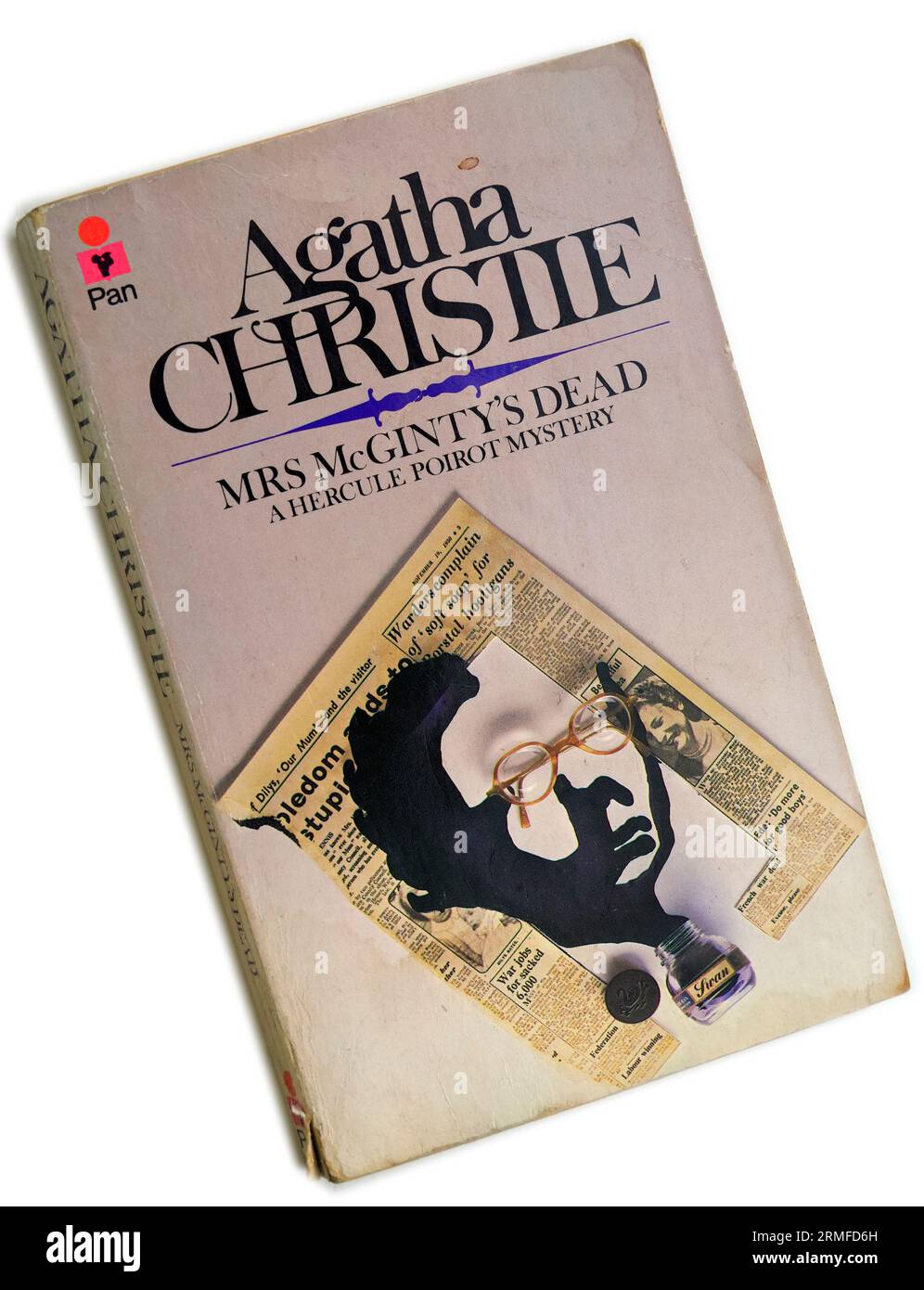 Agatha Christie - la mort de Mme McGinty, Un mystère Hercule Poirot. Couverture de livre de poche sur fond blanc Banque D'Images