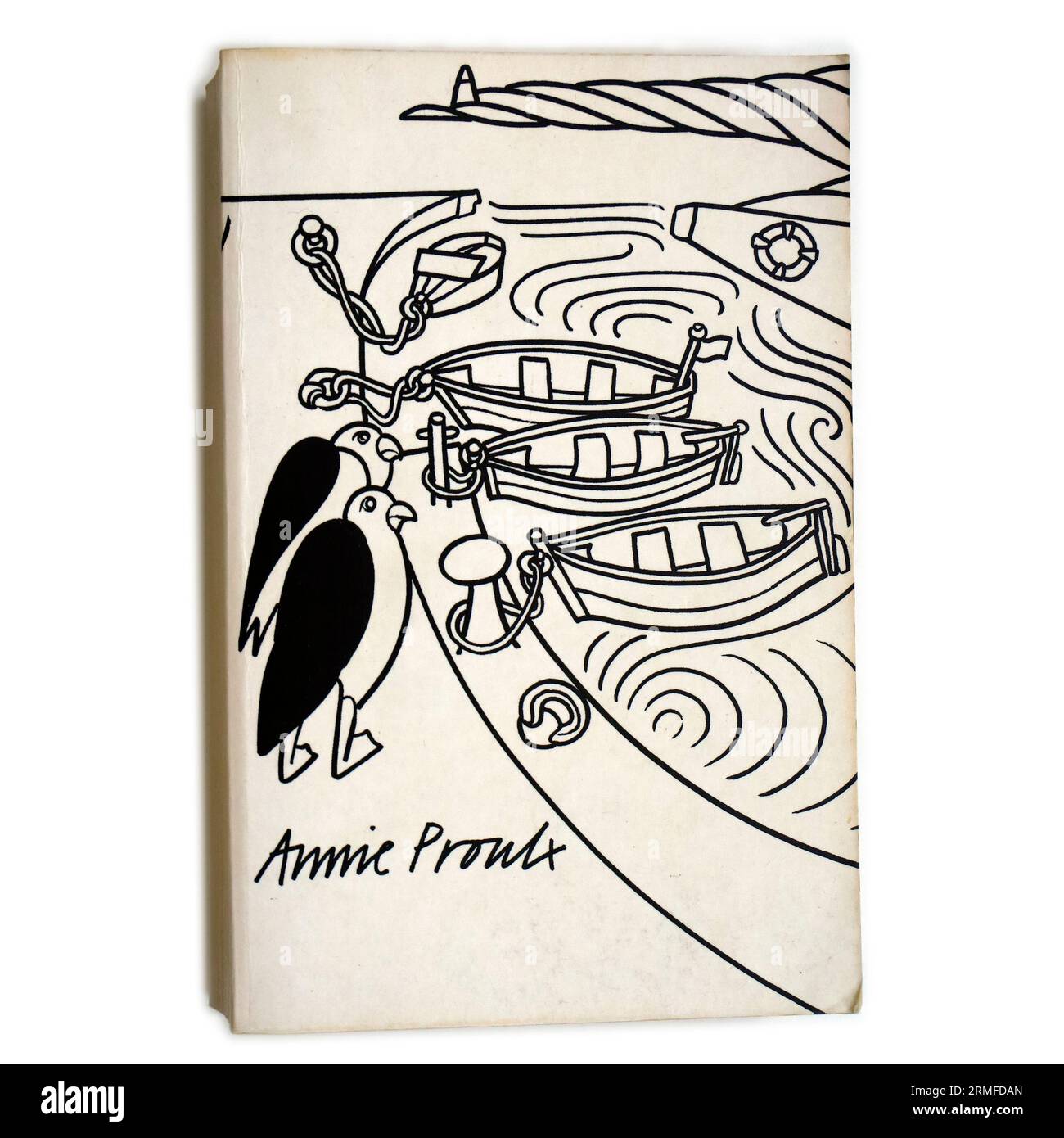 The Shipping News par Annie Proulx. Couverture de livre sur fond blanc. A remporté le prix Pulitzer pour la fiction et le prix national du livre américain pour la fiction Banque D'Images
