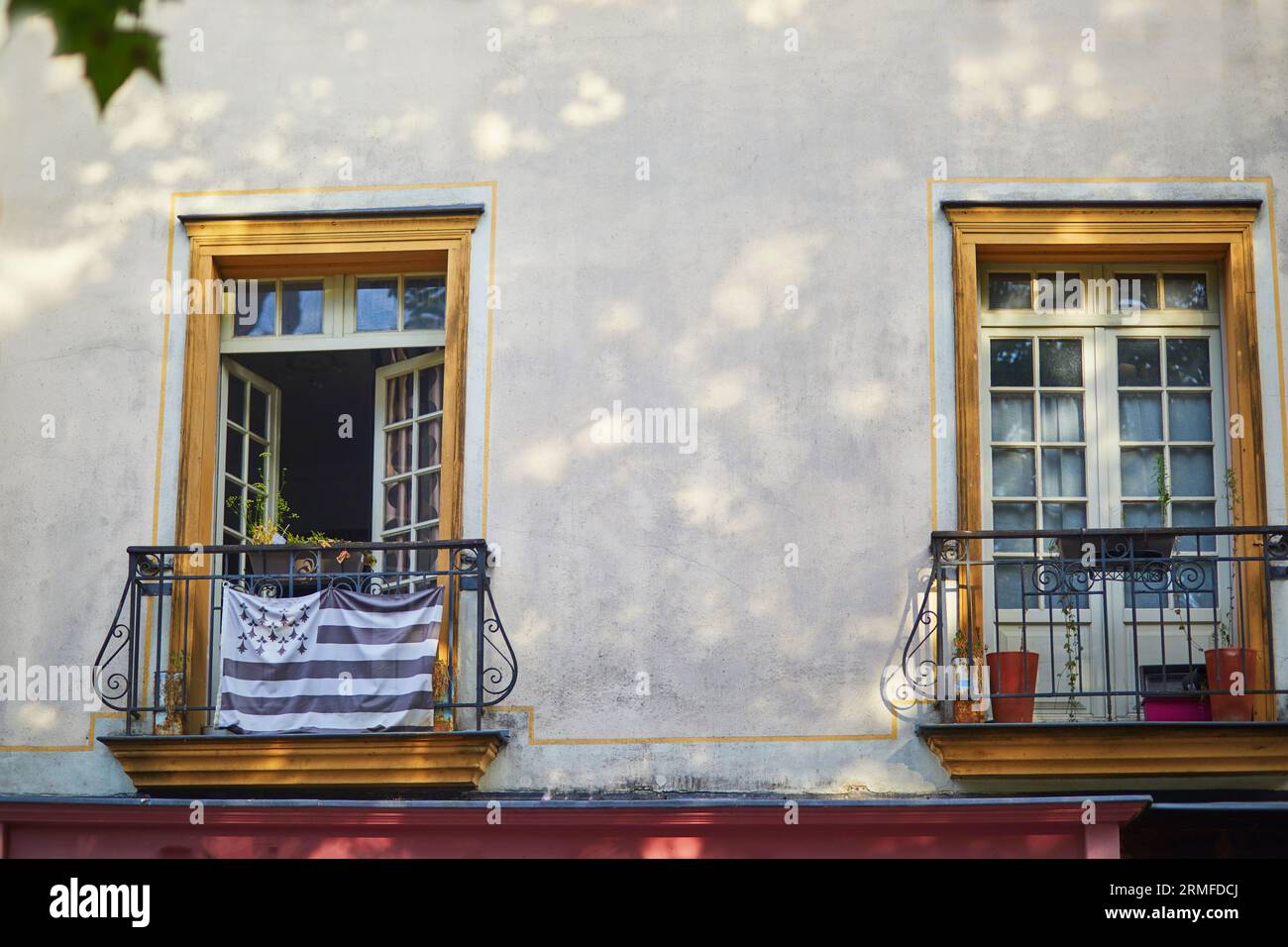 Drapeau non officiel de Bretagne accroché au balcon d'une maison de Rennes, capitale de la Bretagne, France Banque D'Images