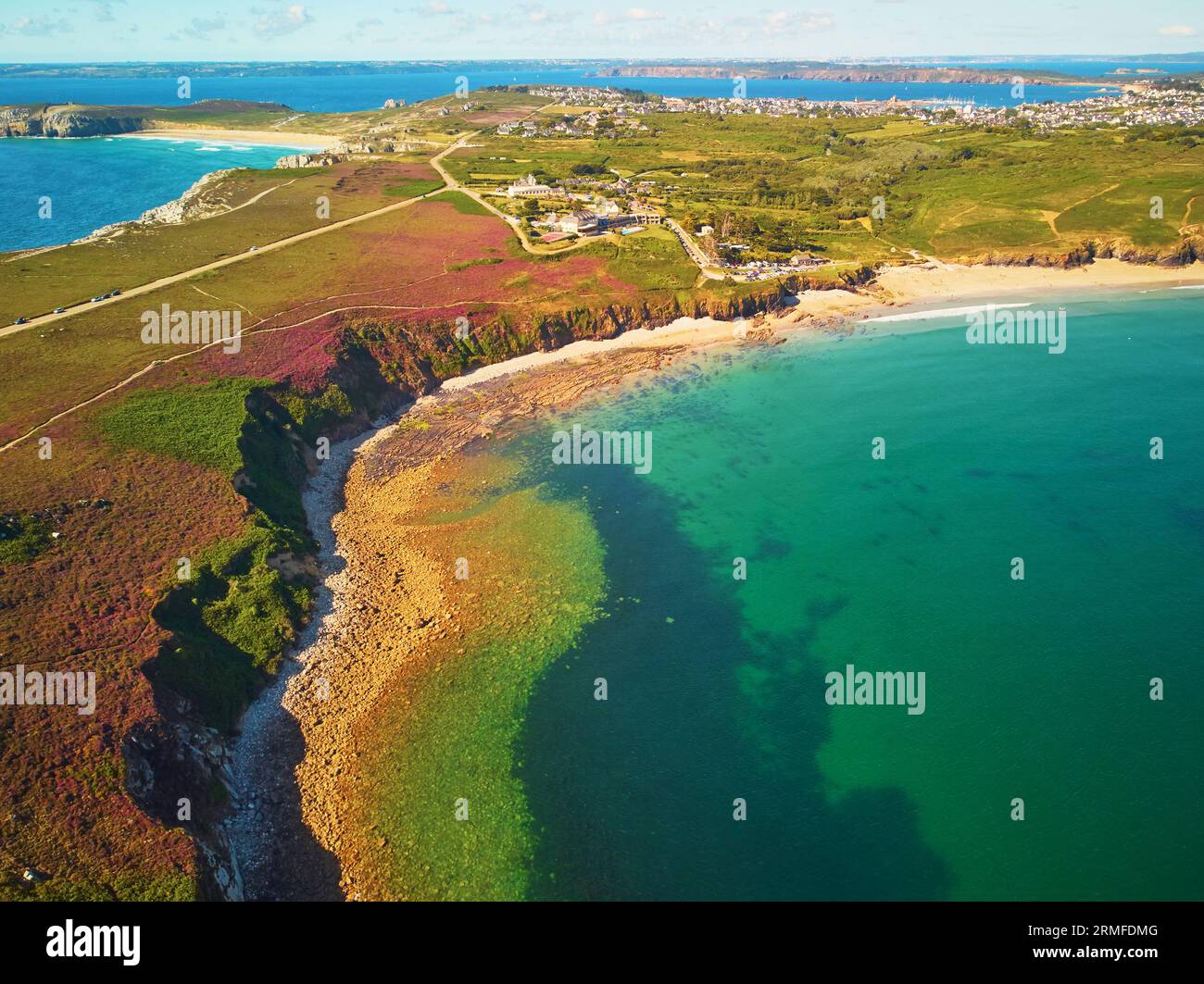 Vue aérienne drone de la ligne côtière de l'océan Atlantique dans le Finistère, Bretagne, France. Vue aérienne drone d'attraction touristique largement connue le long du célèbre GR34 Banque D'Images
