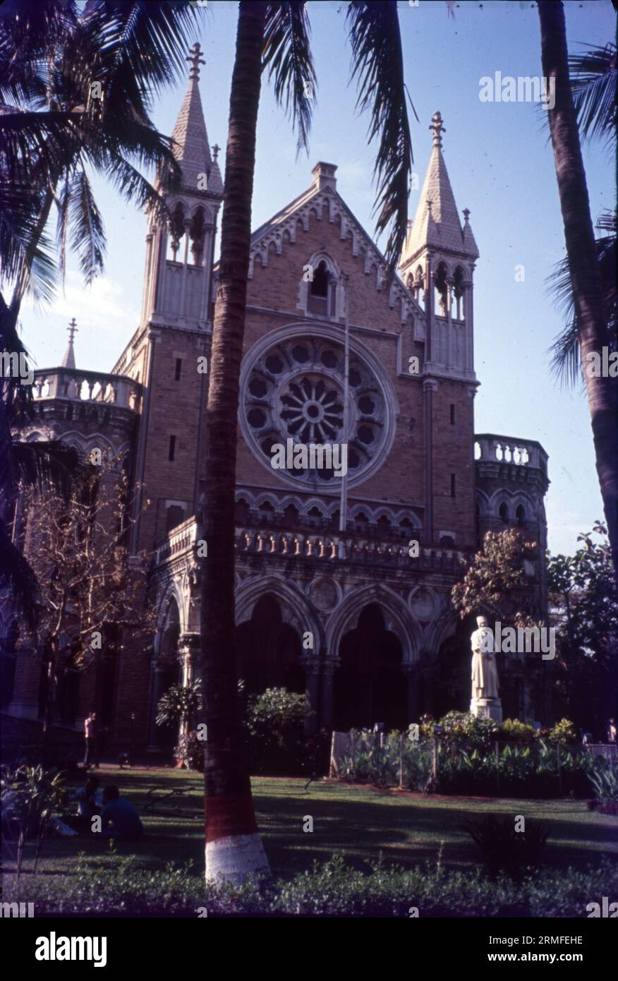L'Université de Mumbai est une université publique de Mumbai. C'est l'un des plus grands systèmes universitaires au monde avec plus de 549 000 étudiants sur ses campus et collèges affiliés. En 2013, l'université comptait 711 collèges affiliés. Ratan Tata est nommé à la tête du conseil consultatif. Banque D'Images
