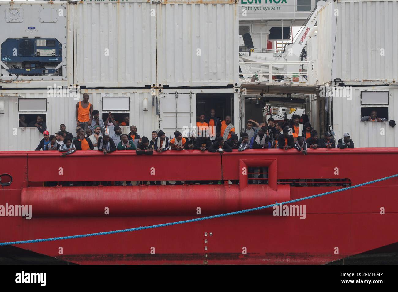 Naples, Italie. 28 août 2023. Les migrants à bord de l'Ocean Viking, le navire SOS Mediterranee qui a secouru 439 migrants entre Lampedusa et la Tunisie, débarquent dans le port de Naples. Crédit : Agence photo indépendante/Alamy Live News Banque D'Images