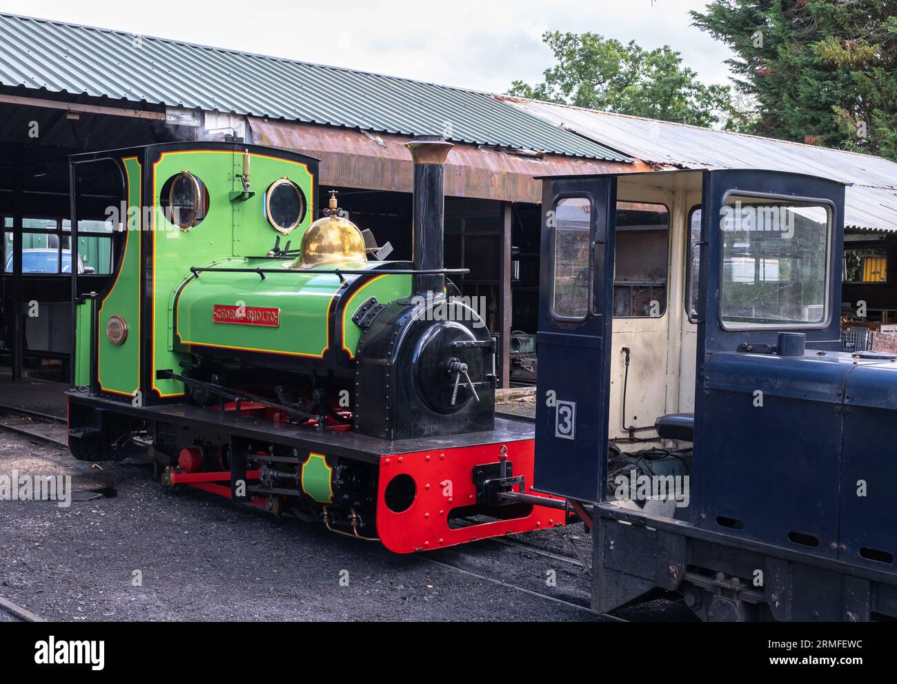 Bressingham, Norfolk, Royaume-Uni – août 21 2023. Un train à vapeur miniature entièrement restauré utilisé pour transporter les passagers autour d'un musée de la vapeur Banque D'Images