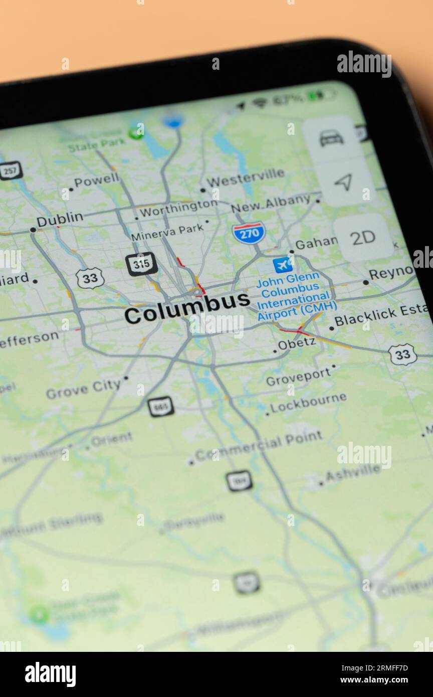 New York, États-Unis - 24 août 2023 : trafic automobile à Columbus sur l'application google Maps sur l'écran de tablette vue rapprochée Banque D'Images