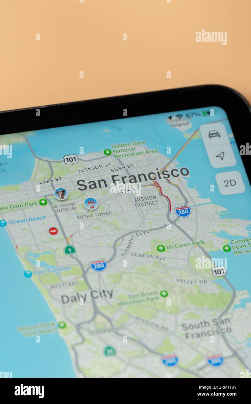 New York, États-Unis - 24 août 2023 : circulation automobile à San Francisco sur l'application google Maps sur l'écran de tablette vue rapprochée Banque D'Images