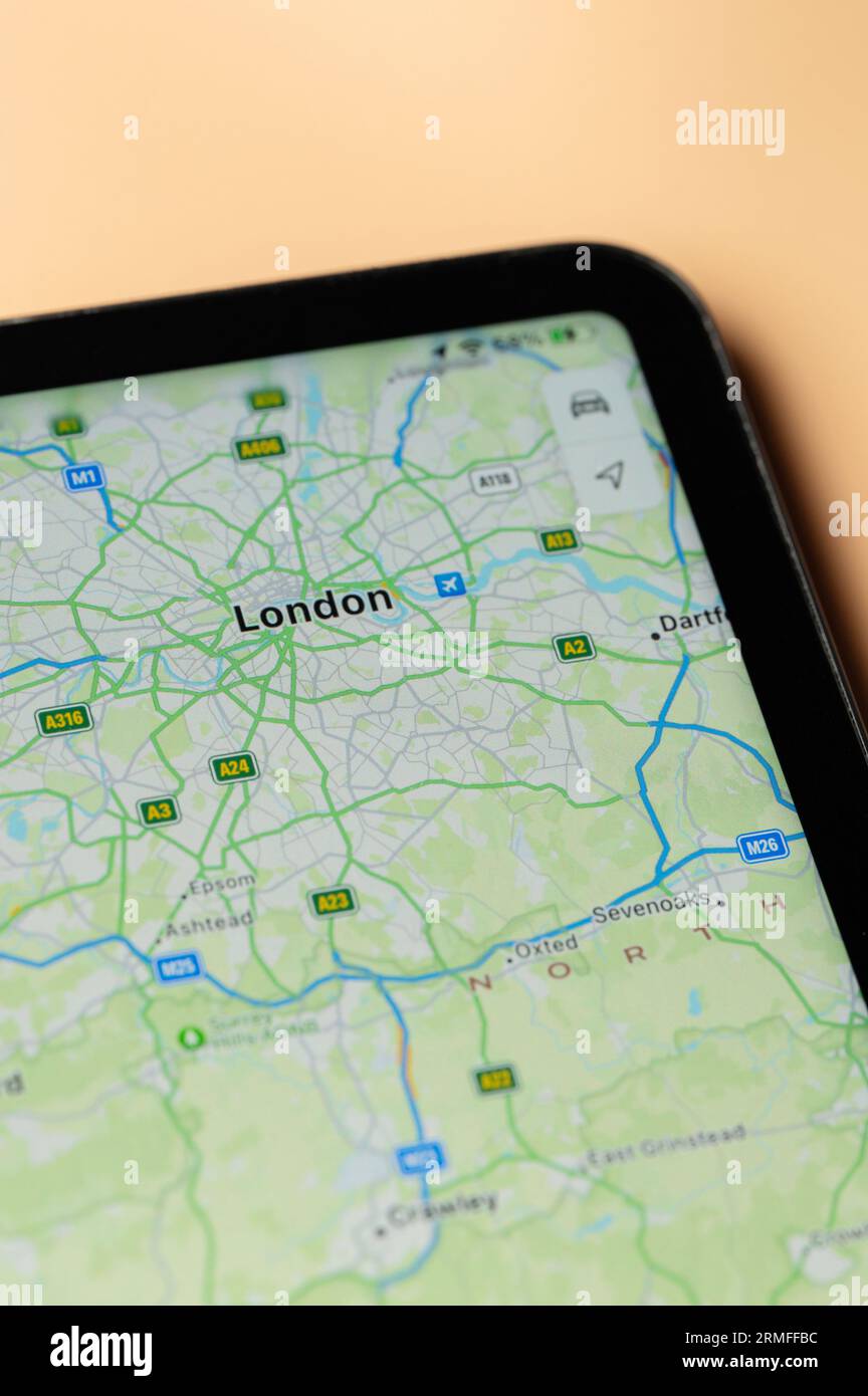 New York, États-Unis - 24 août 2023 : circulation automobile à Londres sur l'application google Maps sur l'écran de la tablette vue rapprochée Banque D'Images