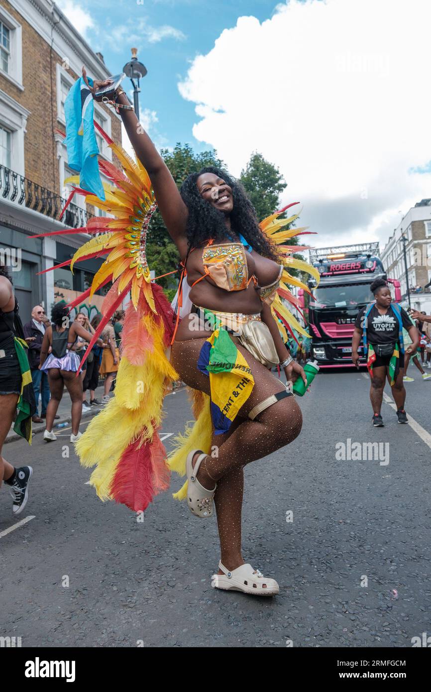 Entrez dans le jour 2 du Carnaval de Notting Hill, où les danseurs brillent dans leurs costumes élaborés, enflammant la scène avec leur présence dynamique. Au milieu de l'harmonie de rythmes animés et d'une palette de couleurs riches, ils s'unissent pour honorer à la fois la culture et l'art du mouvement., Londres, Royaume-Uni, 28/08/2023 Ehimetalor Unuabona/Alamy Live News Banque D'Images