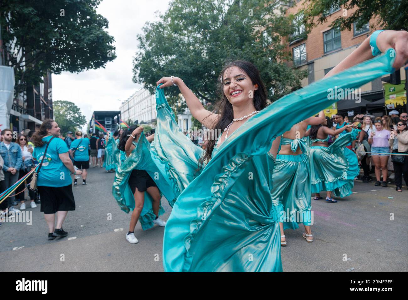 Entrez dans le jour 2 du Carnaval de Notting Hill, où les danseurs brillent dans leurs costumes élaborés, enflammant la scène avec leur présence dynamique. Au milieu de l'harmonie de rythmes animés et d'une palette de couleurs riches, ils s'unissent pour honorer à la fois la culture et l'art du mouvement., Londres, Royaume-Uni, 28/08/2023 Ehimetalor Unuabona/Alamy Live News Banque D'Images